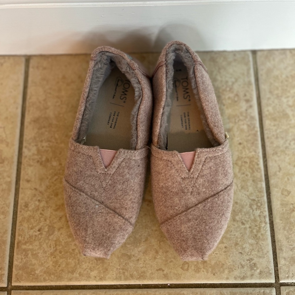 Toms - Blush pink felt with gray plush interior, women’s size 5